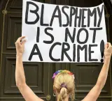 ناشطات "يتعرّين" أمام سفارة المغرب ببرلين تضامنًا مع ابتسام لشكر